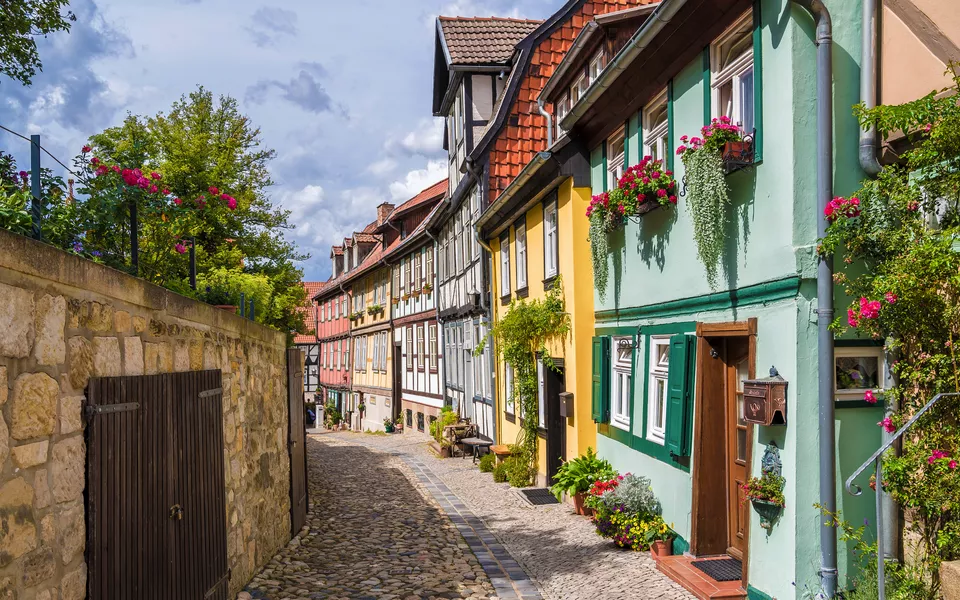 malerische Gasse in der Altstadt von Quedlinburg