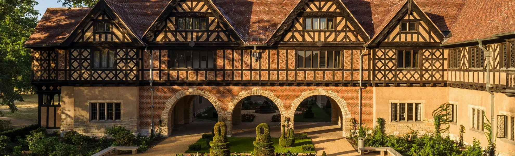 Schloss Cecilienhof am Ufer des Jungfernsees - © SPSG / Reinhardt & Sommer, Potsdam