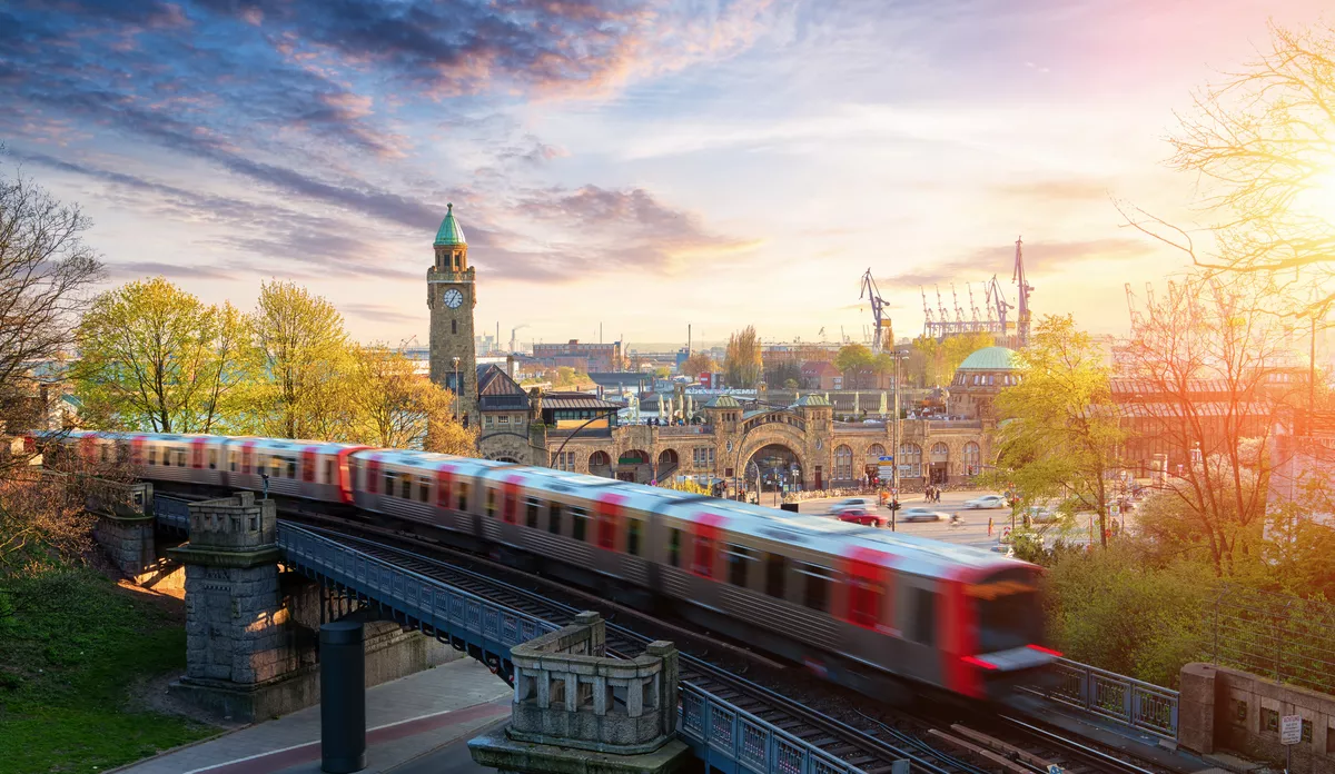 U-Bahn an den Landungsbrücken in St. Pauli - © Simon - stock.adobe.com