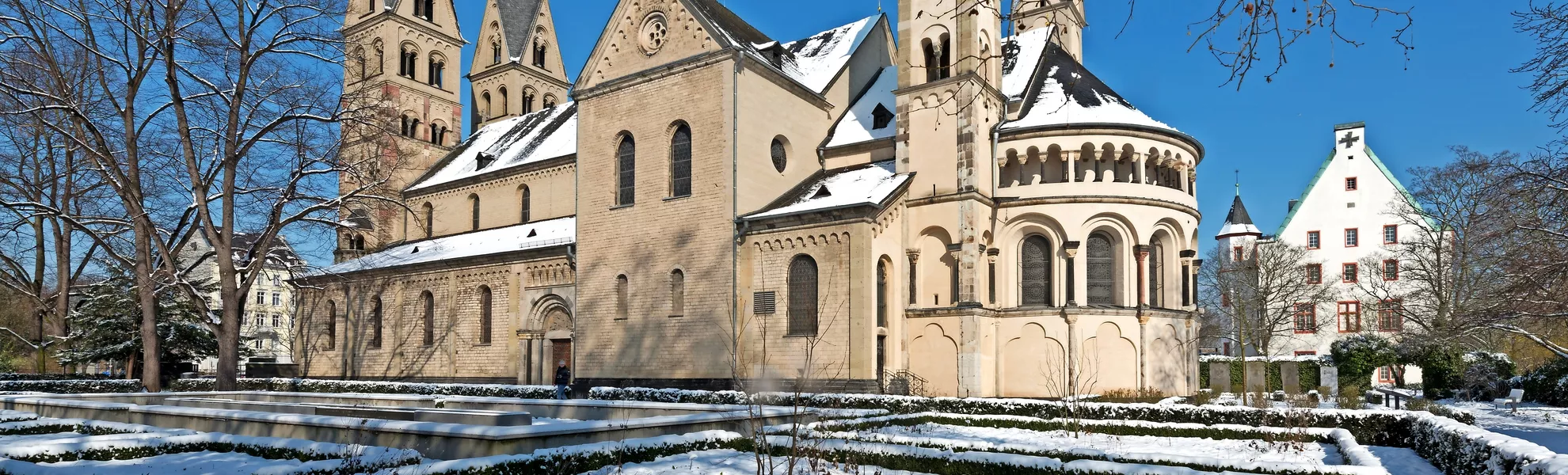 Südseite der Basilika St. Kastor mit dem Paradiesgarten, Koblenz