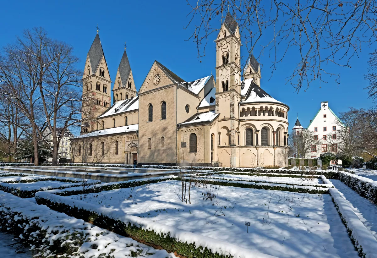 Südseite der Basilika St. Kastor mit dem Paradiesgarten, Koblenz