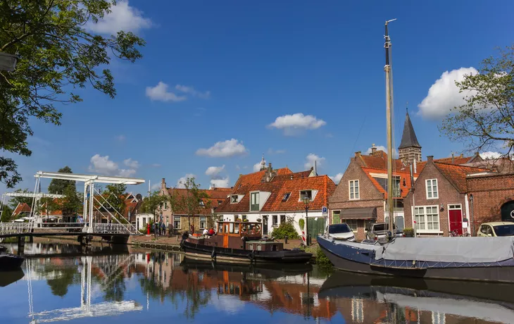 Brücke und alte Schiffe am Kai in Edam in den Niederlanden - ©venemama - stock.adobe.com