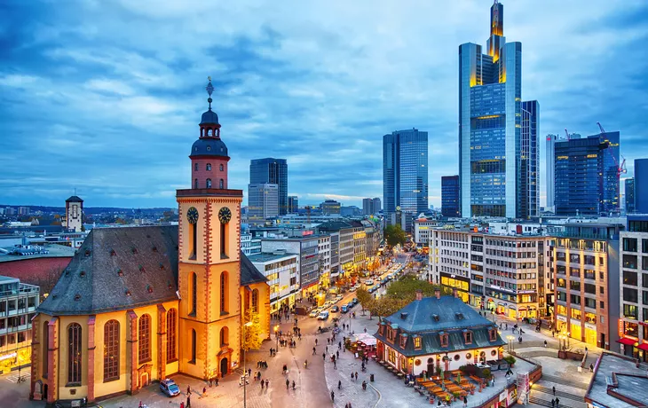Katharinenkirche, Hauptwache und das Finanzzentrum von Frankfurt - © Nikolay N. Antonov - stock.adobe.com