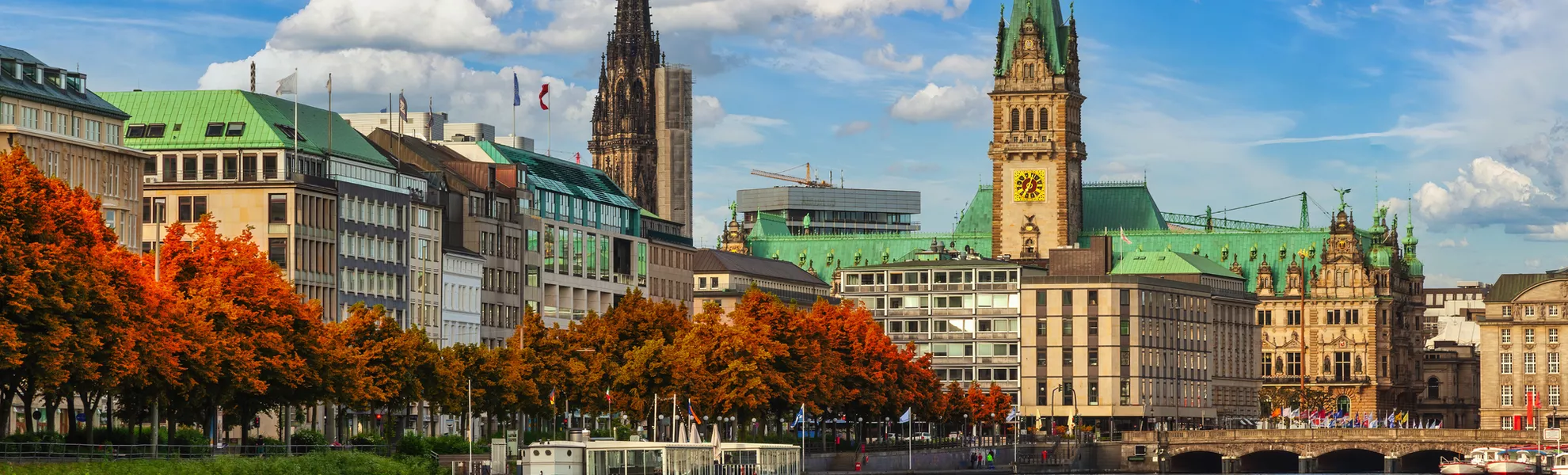 Hamburg, Deutschland: Stadtpanorama an der Alster zur Zeit des Herbstlaubs - © Noppasinw - stock.adobe.com