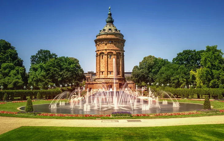 © Thorsten Assfalg - stock.adobe.com - Mannheims Wasserturm und Wasserturmanlage mit Brunnen