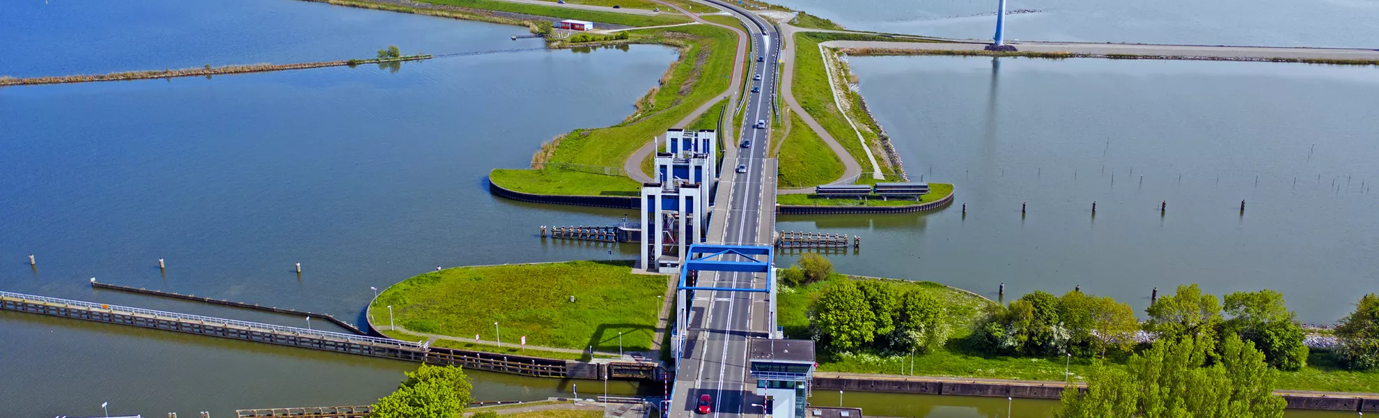 Luftaufnahme vom Deich zwischen Enkhuizen und Lelystad in den Niederlanden - © Nataraj - stock.adobe.com
