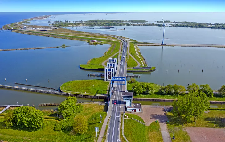Luftaufnahme vom Deich zwischen Enkhuizen und Lelystad in den Niederlanden - © Nataraj - stock.adobe.com