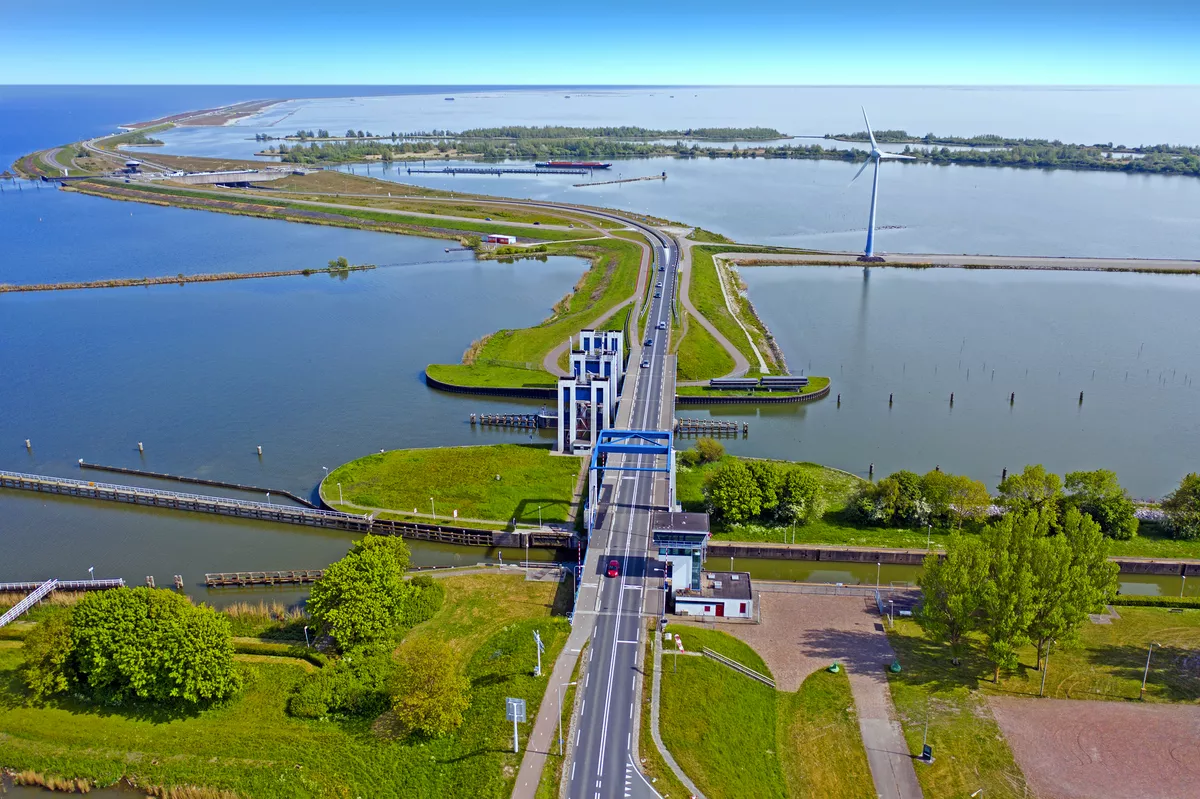 Luftaufnahme vom Deich zwischen Enkhuizen und Lelystad in den Niederlanden - © Nataraj - stock.adobe.com