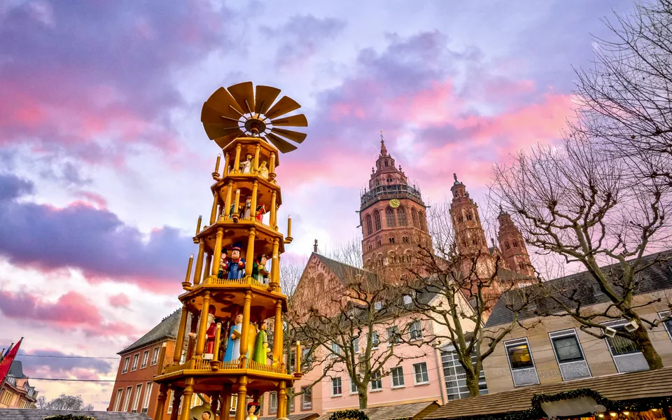 Domplatz in Mainz mit Weihnachtsmarkt, Deutschland 