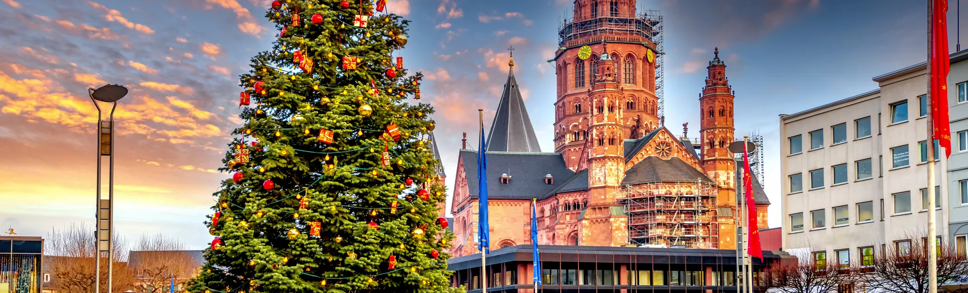 Domplatz in Mainz mit Weihnachtsmarkt, Deutschland  - © Sina Ettmer - stock.adobe.com
