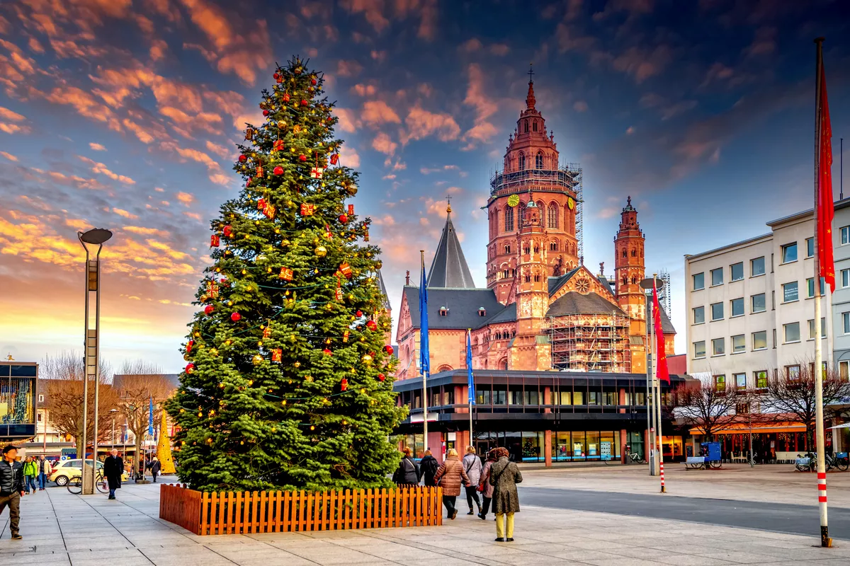 Domplatz in Mainz mit Weihnachtsmarkt, Deutschland  - © Sina Ettmer - stock.adobe.com