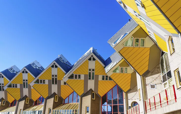 © Ilja - stock.adobe.com - Würfelhäuser in Rotterdam