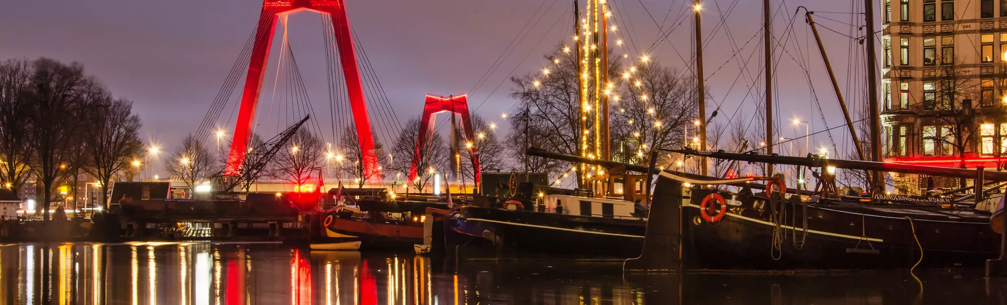 Am frühen Morgen im Alten Hafen, mit historischen Lastkähnen, der Willemsbrücke und der Fassade des „Weißen Hauses“ von Rotterdam - © Frans - stock.adobe.com