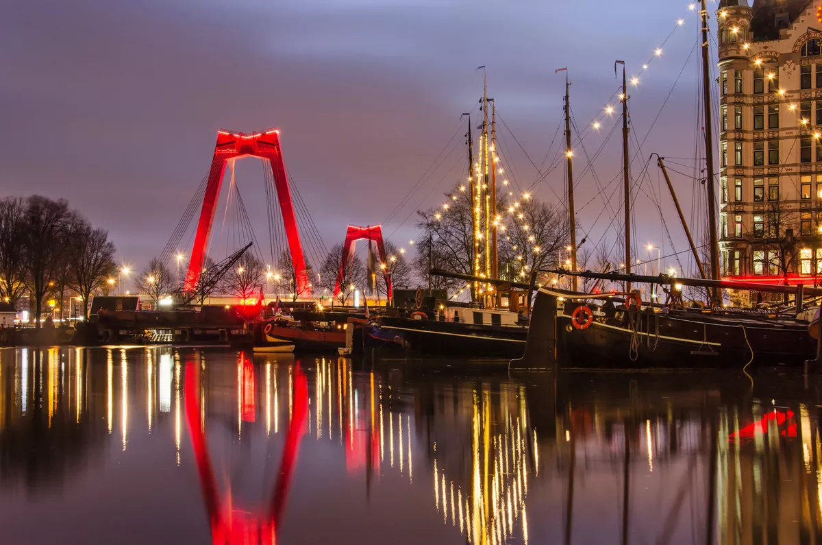 Am frühen Morgen im Alten Hafen, mit historischen Lastkähnen, der Willemsbrücke und der Fassade des „Weißen Hauses“ von Rotterdam - © Frans - stock.adobe.com