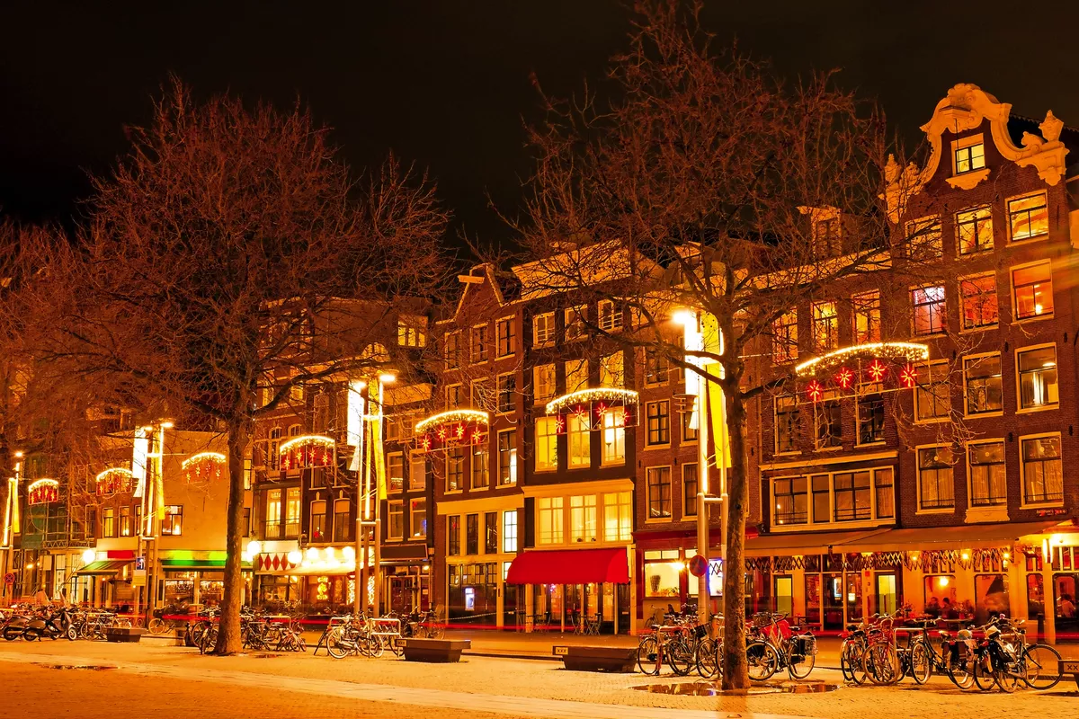 Amsterdam in der Nacht in der Weihnachtszeit in den Niederlanden - © Nataraj - Fotolia