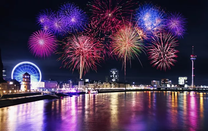 Düsseldorf Feuerwerk  - © M.H. - stock.adobe.com