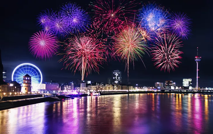 Düsseldorf Feuerwerk  - © M.H. - stock.adobe.com