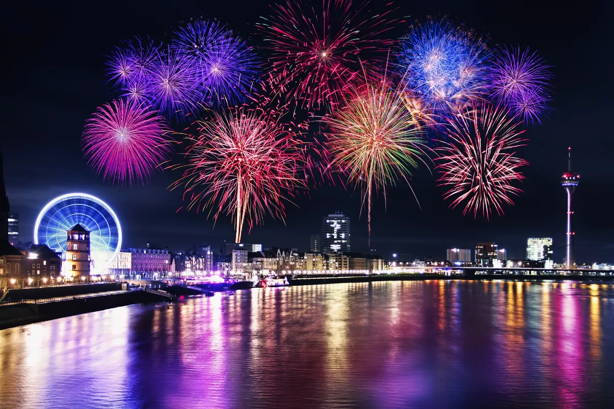 Düsseldorf Feuerwerk  - © M.H. - stock.adobe.com