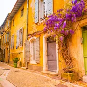 Blick auf eine schmale Straße im historischen Zentrum von Arles