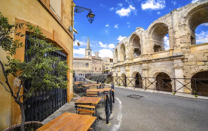 © xbrchx - stock.adobe.com - Altstadt von Arles