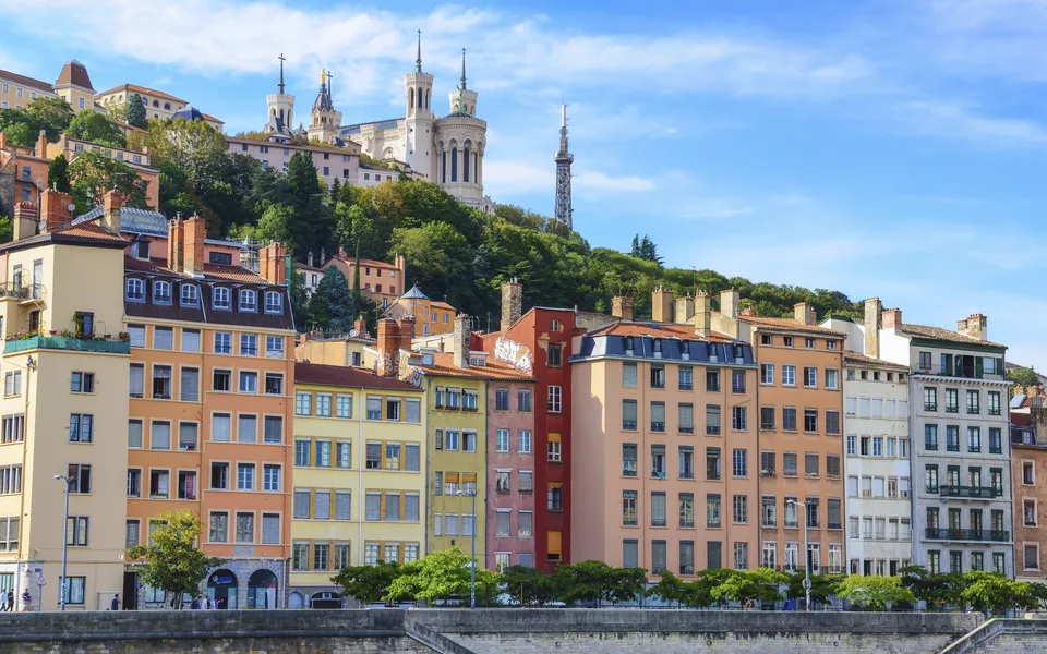 Bunte Häuser entlang des Saône-Ufers, Lyon