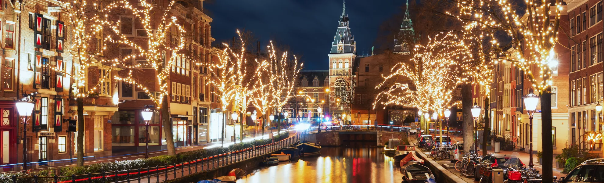 die Spiegelgracht in der Altstadt von Amsterdam mit dem Rijksmuseum im Hintergrund - © julia700702 - stock.adobe.com