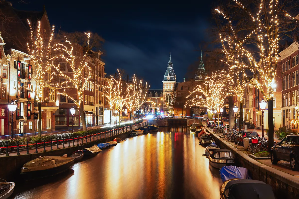 die Spiegelgracht in der Altstadt von Amsterdam mit dem Rijksmuseum im Hintergrund - © julia700702 - stock.adobe.com