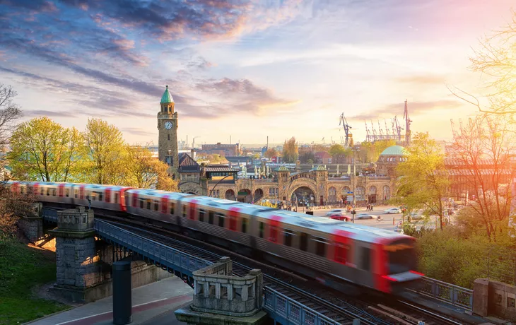 © Simon - stock.adobe.com - U-Bahn an den Landungsbrücken in St. Pauli