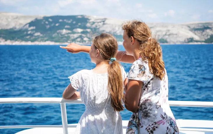 © fotoyou - stock.adobe.com - Mädchen stehen auf dem Deck eines Schiffes