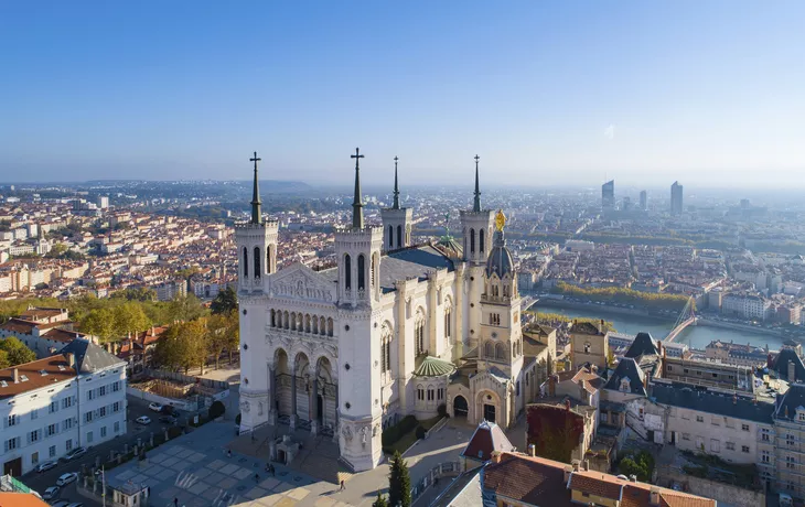 © s4svisuals - stock.adobe.com - Notre-Dame de Fourvière über Lyon