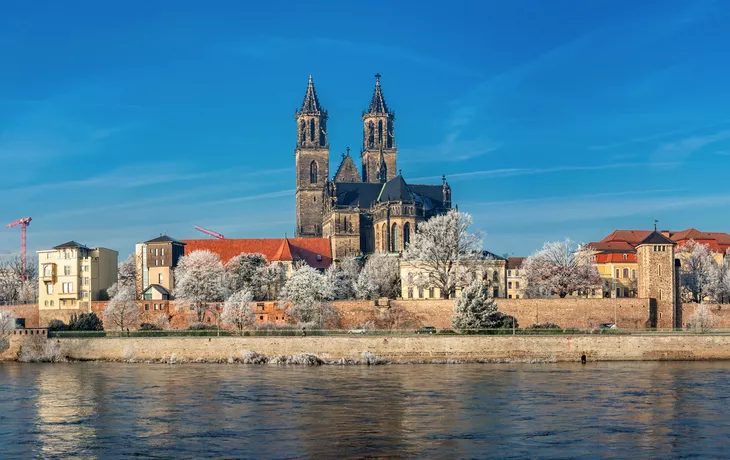 Panoramablick über die historische Innenstadt von Magdeburg im Winter - © neurobite - stock.adobe.com