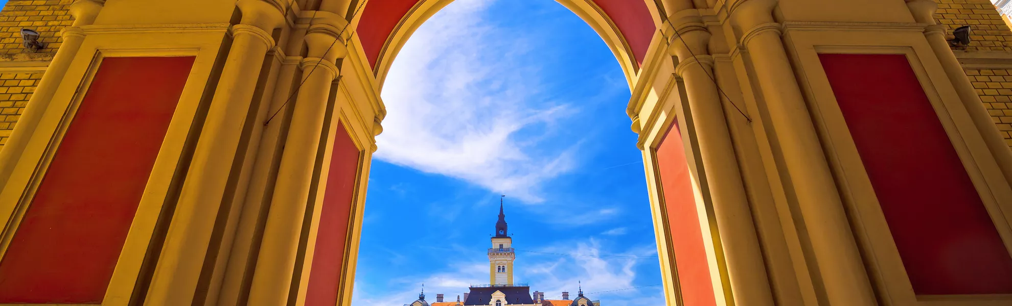 Freiheitsquadrat in Novi Sad-Bögen und in der Architekturansicht - ©xbrchx - stock.adobe.com