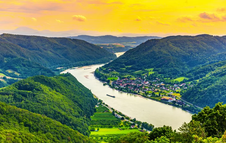 die Donau in der hügeligen Landschaft der Wachau, Österreich - © pyty - stock.adobe.com