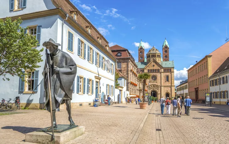 © Sina Ettmer - stock.adobe.com - Statue de pélerin et cathédrale, Spire