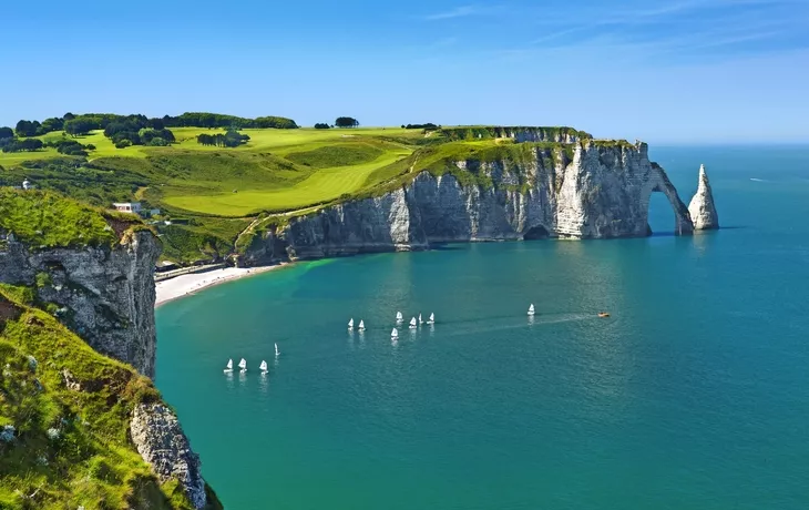 © PUNTO STUDIO FOTO AG - stock.adobe.com - Küstenlandschaft von Étretat