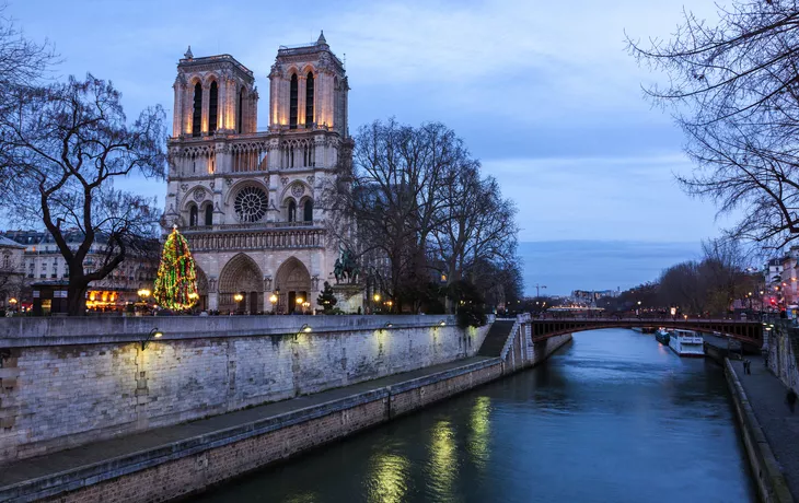 © norbel - stock.adobe.com - Notre-Dame de Paris bei Dämmerung