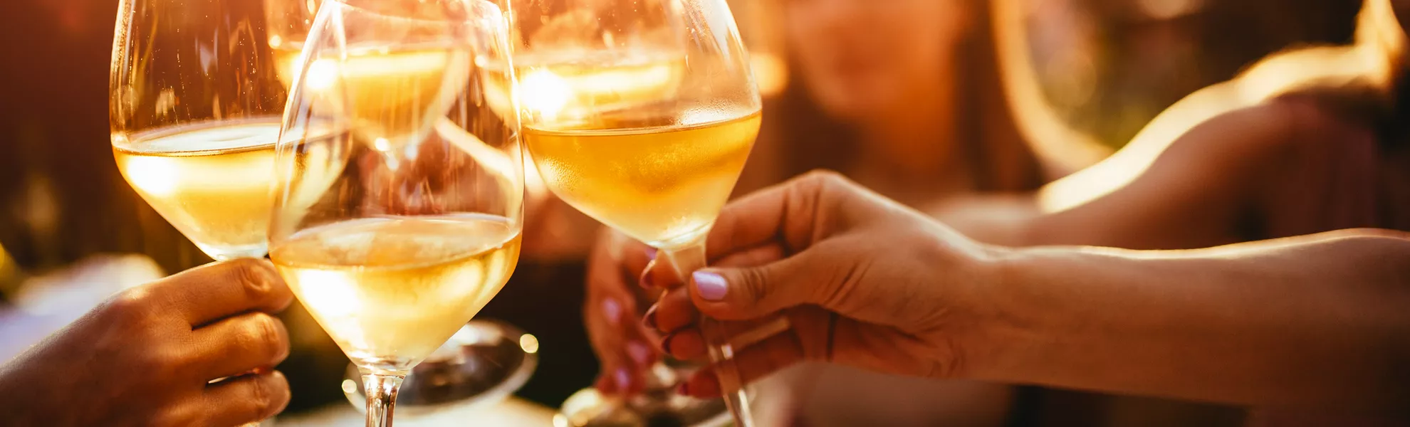 Menschen, die auf der Sommerterrasse eines Cafés mit Weingläsern anstoßen  - © minastefanovic - stock.adobe.com