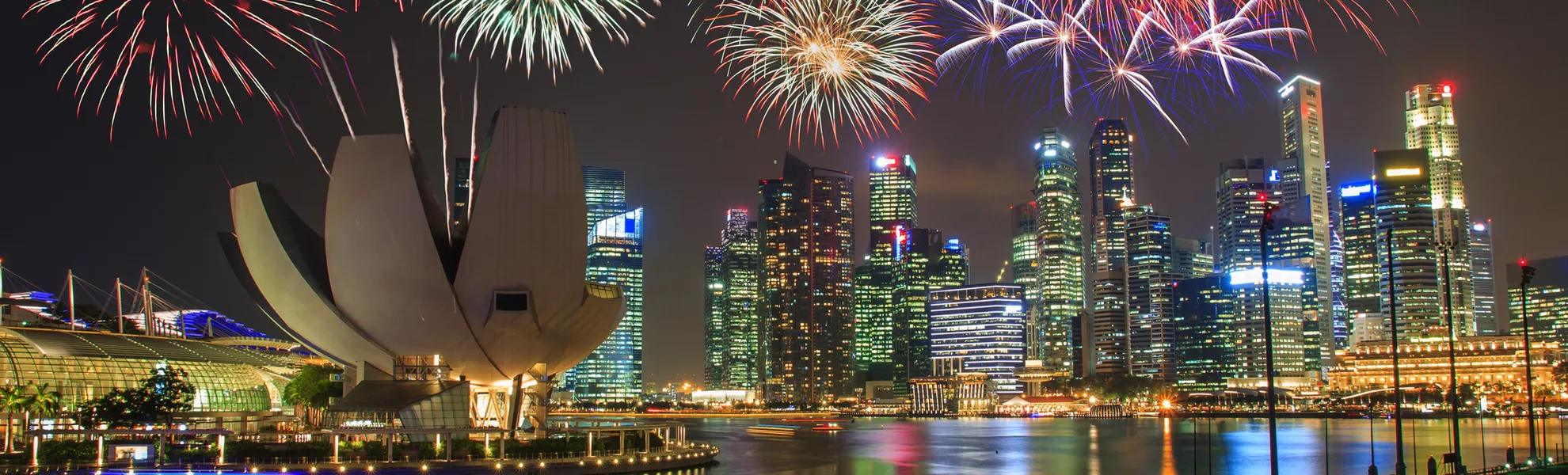 Feuerwerk über Marina Bay in Singapur - © Photography by THEERAPOL