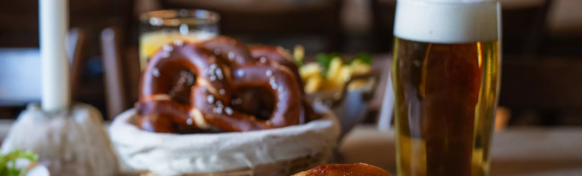 Traditionelle Schweinshaxe mit Knödel und Bier im gemütlichen Wirtshaus - © NIKIBA - stock.adobe.com