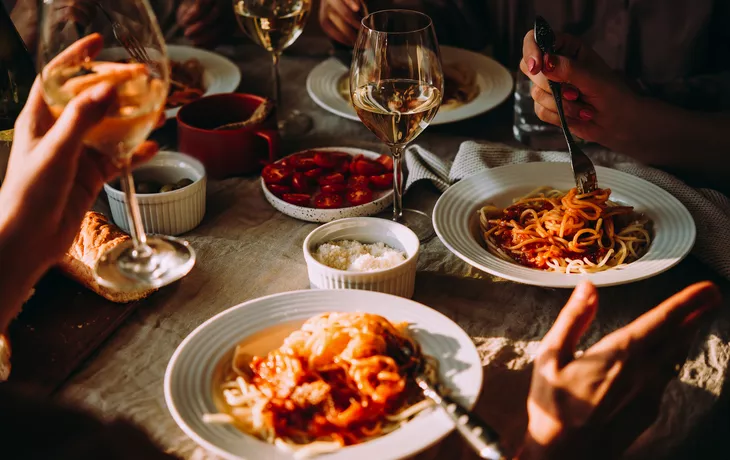 Abendessen mit Wein - © FornStudio - stock.adobe.com
