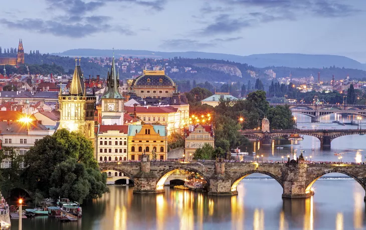 Blick auf Altstadt, Moldau und Karlsbrücke, Prag - © shutterstock_212586004