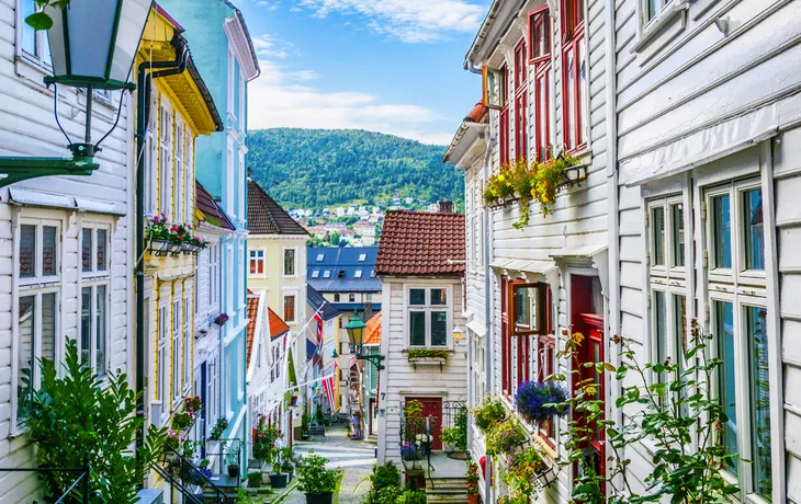 Blick auf ein altes Holzhaus in der norwegischen Stadt Bergen - © dudlajzov - stock.adobe.com