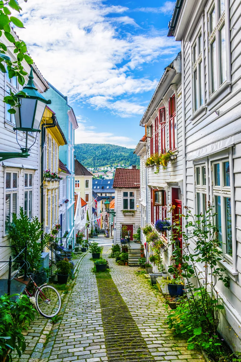 Blick auf ein altes Holzhaus in der norwegischen Stadt Bergen - © dudlajzov - stock.adobe.com