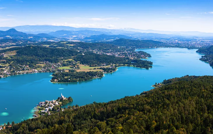 Wörthersee in Kärnten mit Maria Wörth im Vordergrund - © kobra78 - stock.adobe.com