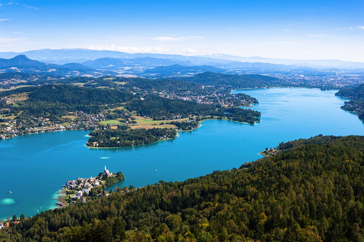 Wörthersee in Kärnten mit Maria Wörth im Vordergrund - © kobra78 - stock.adobe.com