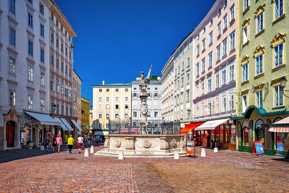 Alter Markt mit Florianibrunnen in der Altstadt von Salzburg - © mojolo - stock.adobe.com