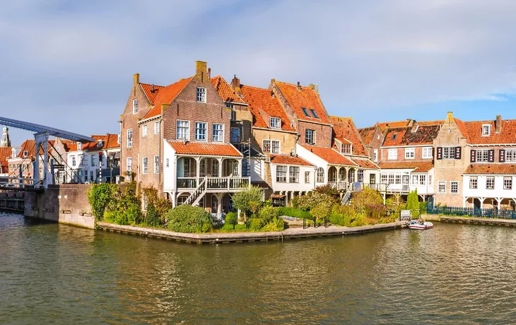 Häuser und Zugbrücke in der Altstadt von Enkhuizen - © TasfotoNL - stock.adobe.com