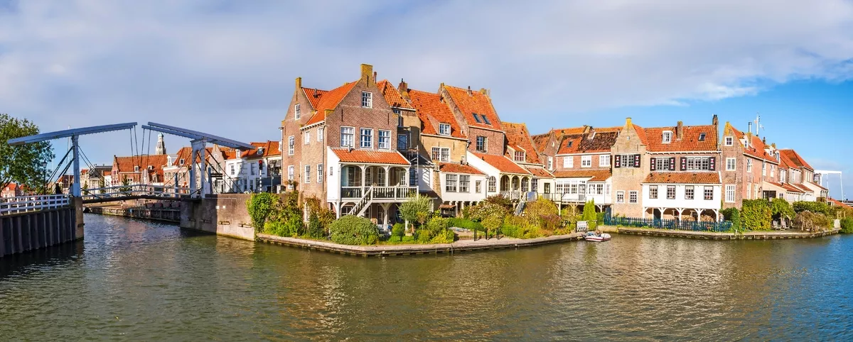 Häuser und Zugbrücke in der Altstadt von Enkhuizen - © TasfotoNL - stock.adobe.com