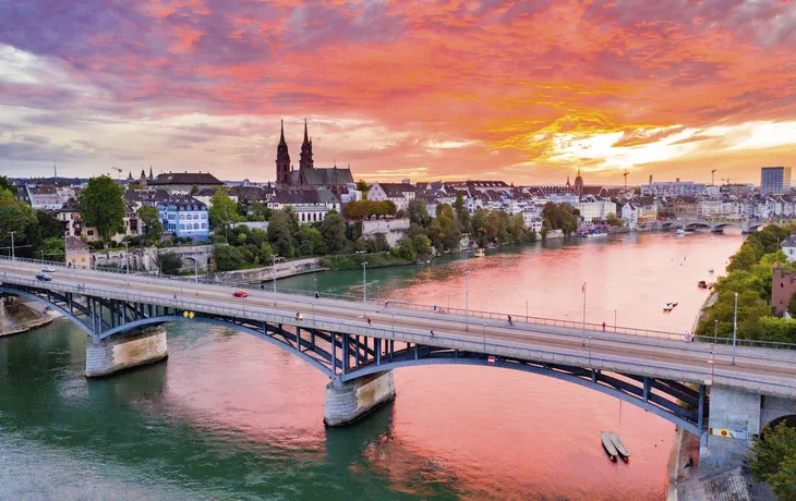 Basel bei Sonnenuntergang // Basel at sunset - © Basel Tourismus