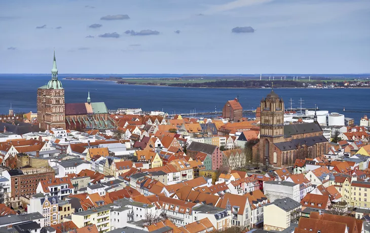 Stralsund, im Hintergrund die Insel Rügen - © Manuel Schnfeld - Fotolia